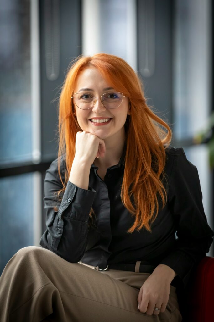 EMS DBA redhead woman | Studium BBA