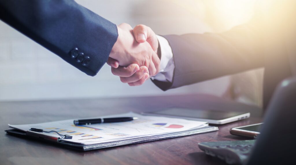 ems shake hands | Studium MBA